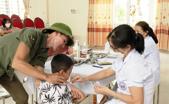 Vắc xin - l&aacute; chắn an to&agrave;n gi&uacute;p trẻ ph&ograve;ng dịch Covid-19