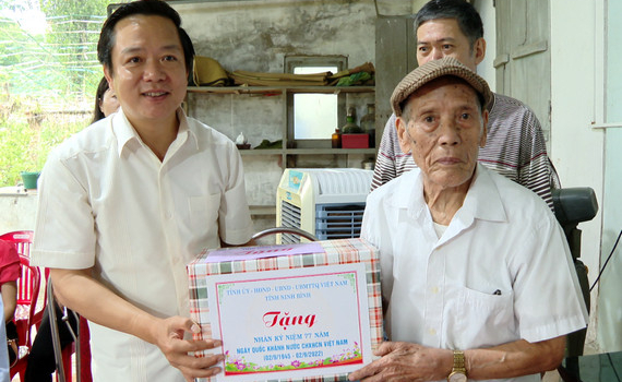 C&aacute;c đồng ch&iacute; l&atilde;nh đạo tỉnh thăm, tặng qu&agrave; đại diện c&aacute;n bộ l&atilde;o th&agrave;nh c&aacute;ch mạng, c&aacute;n bộ Tiền khởi nghĩa