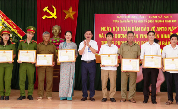 Ng&agrave;y hội to&agrave;n d&acirc;n bảo vệ an ninh Tổ quốc ở phường Ninh Sơn