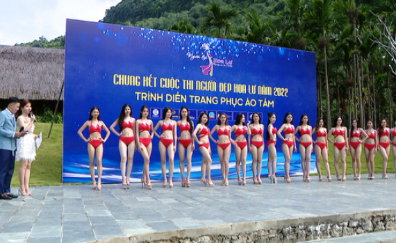 V&ograve;ng chung kết với phần thi tr&igrave;nh diễn trang phục &aacute;o tắm Cuộc thi Người đẹp Hoa Lư