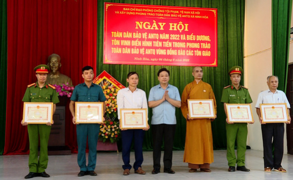 Ng&agrave;y hội to&agrave;n d&acirc;n bảo vệ an ninh Tổ quốc ở Ninh Ho&agrave;