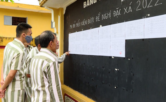 T&iacute;nh nh&acirc;n văn của Quyết định đặc x&aacute;