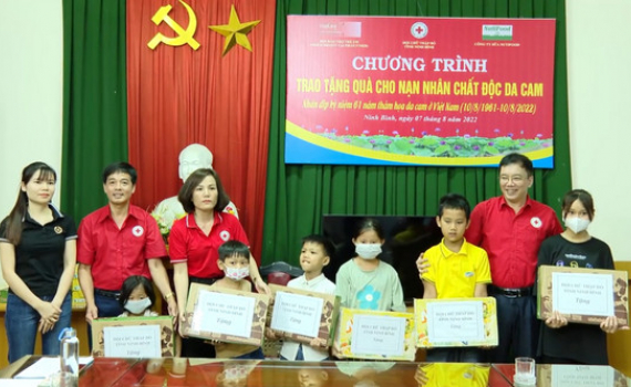 Trao tặng qu&agrave; cho trẻ em bị nhiễm chất độc da cam, c&oacute; ho&agrave;n cảnh kh&oacute; khăn tr&ecirc;n địa b&agrave;n tỉnh
