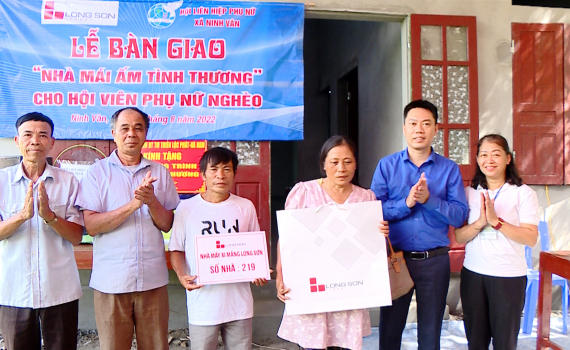 B&agrave;n giao nh&agrave; m&aacute;i ấm t&igrave;nh thương cho hội vi&ecirc;n phụ nữ ngh&egrave;o x&atilde; Ninh V&acirc;n