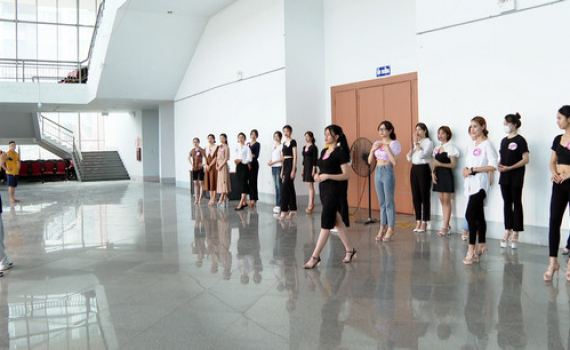 Th&iacute; sinh t&iacute;ch cực tập luyện cho Cuộc thi Người đẹp Hoa Lư