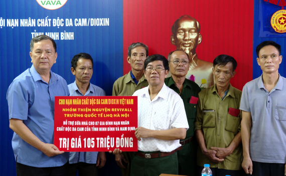 Tặng qu&agrave; cho nạn nh&acirc;n chất độc da cam/dioxin