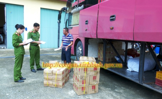 Bắt vụ vận chuyển 2000 chiếc b&aacute;nh Trung thu kh&ocirc;ng c&oacute; nguồn gốc