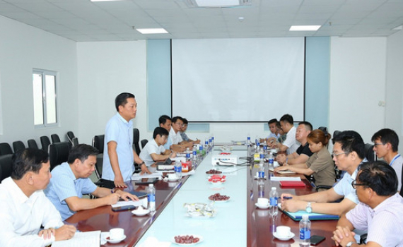 Đồng ch&iacute; Nguyễn Cao Sơn kiểm tra t&igrave;nh h&igrave;nh đầu tư, sản xuất, kinh doanh tại Cụm c&ocirc;ng nghiệp Văn Phong