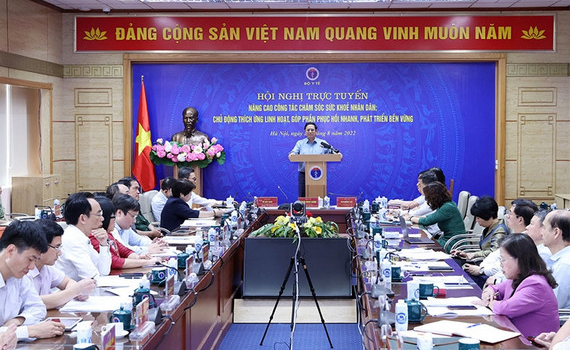 Thủ tướng Ch&iacute;nh phủ Phạm Minh Ch&iacute;nh: Phải đặt sức khỏe, t&iacute;nh mạng của người d&acirc;n l&ecirc;n tr&ecirc;n hết, trước hết