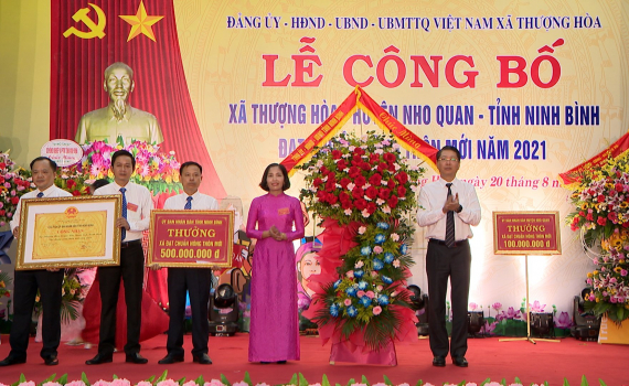 Thượng H&ograve;a đ&oacute;n bằng c&ocirc;ng nhận x&atilde; đạt chuẩn n&ocirc;ng th&ocirc;n mới