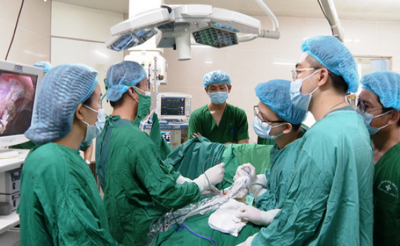 Bệnh viện Đa khoa Ninh B&igrave;nh triển khai phẫu thuật nội soi cắt k&eacute;n kh&iacute; ở phổi