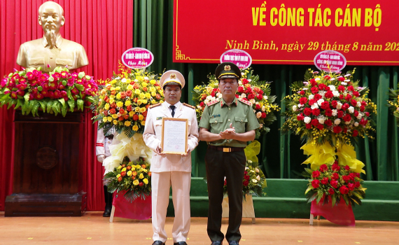 C&ocirc;ng bố quyết định điều động v&agrave; bổ nhiệm Gi&aacute;m đốc C&ocirc;ng an tỉnh Ninh B&igrave;nh