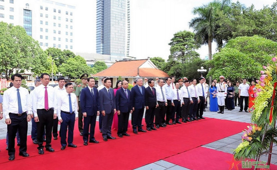 Chủ tịch nước Nguyễn Xu&acirc;n Ph&uacute;c d&acirc;ng hương tưởng niệm Chủ tịch Hồ Ch&iacute; Minh v&agrave; thăm c&aacute;c gia đ&igrave;nh ch&iacute;nh s&aacute;ch tại Thanh H&oacute;a