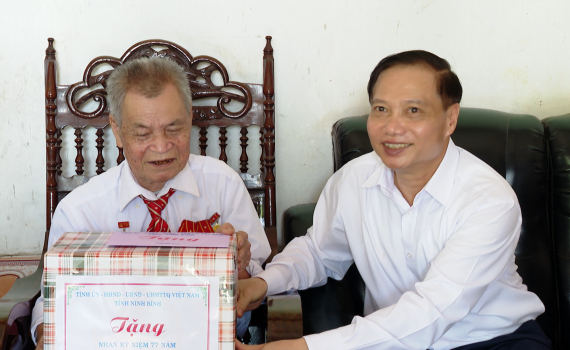 Đồng ch&iacute; Trần Hồng Quảng thăm, tặng qu&agrave; nh&acirc;n Kỷ niệm 77 năm C&aacute;ch mạng th&aacute;ng T&aacute;m v&agrave; Quốc kh&aacute;nh 2/9