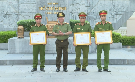 C&ocirc;ng an tỉnh trao thưởng cho c&aacute;c c&aacute; nh&acirc;n c&oacute; th&agrave;nh t&iacute;ch xuất sắc trong đấu tranh, ph&ograve;ng chống tội phạm
