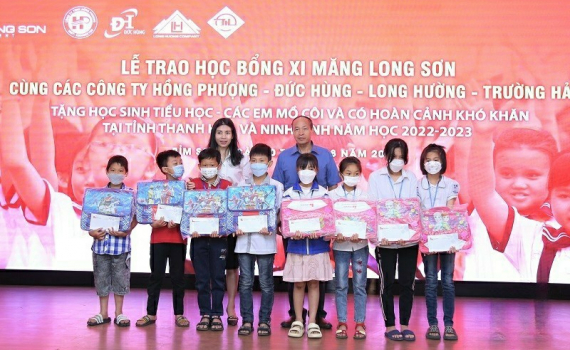 Trao học bổng cho học sinh c&oacute; ho&agrave;n cảnh kh&oacute; khăn 2 tỉnh Ninh B&igrave;nh v&agrave; Thanh H&oacute;a