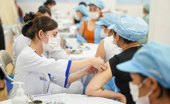 Dịch c&uacute;m A tăng mạnh, số người ti&ecirc;m vắc xin c&uacute;m tăng đột biến