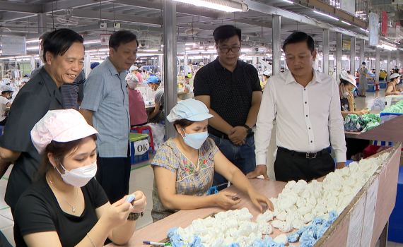 Đồng ch&iacute; Nguyễn Cao Sơn kiểm tra Cụm c&ocirc;ng nghiệp Đồng Hướng
