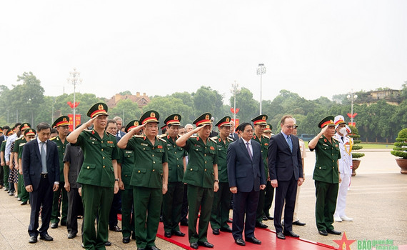 Thủ tướng Ch&iacute;nh phủ Phạm Minh Ch&iacute;nh v&agrave;o Lăng viếng Chủ tịch Hồ Ch&iacute; Minh
