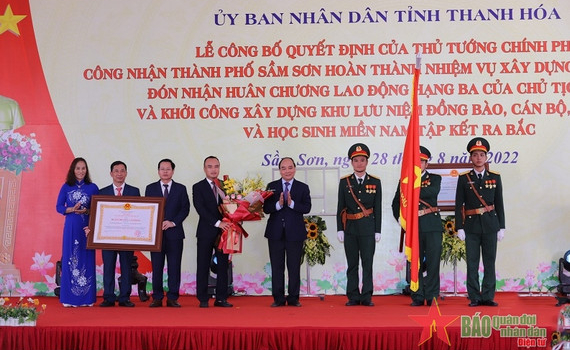 Chủ tịch nước Nguyễn Xu&acirc;n Ph&uacute;c thăm v&agrave; l&agrave;m việc tại Thanh H&oacute;a
