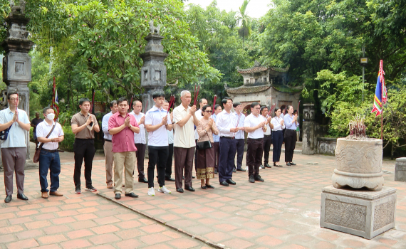 Đo&agrave;n đại biểu cấp cao Thủ đ&ocirc; Vi&ecirc;ng Chăn (L&agrave;o) d&acirc;ng hương tại Khu di t&iacute;ch Quốc gia đặc biệt Cố đ&ocirc; Hoa Lư