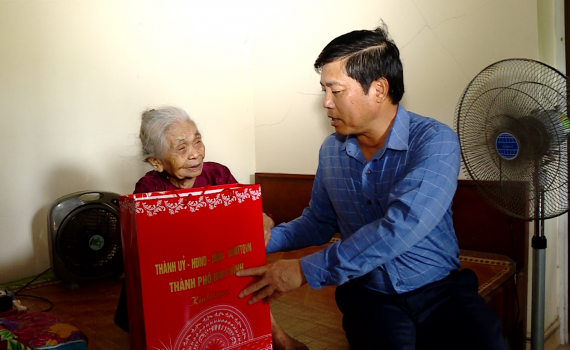 Đồng ch&iacute; L&ecirc; Hữu Qu&yacute; thăm, tặng qu&agrave; người c&oacute; c&ocirc;ng với c&aacute;ch mạng