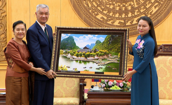 B&iacute; thư Th&agrave;nh ủy, Chủ tịch HĐND Thủ đ&ocirc; Vi&ecirc;ng Chăn ch&agrave;o x&atilde; giao l&atilde;nh đạo tỉnh Ninh B&igrave;nh