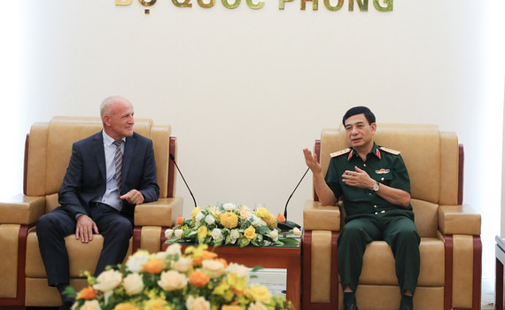 Đại tướng Phan Văn Giang tiếp c&aacute;c nh&agrave; khoa học, l&atilde;nh đạo Viện Nghi&ecirc;n cứu khoa học dược liệu v&agrave; tinh dầu Li&ecirc;n bang Nga