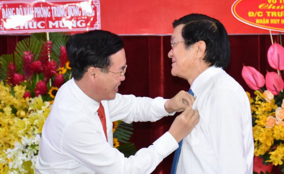 Nguy&ecirc;n Chủ tịch nước Trương Tấn Sang đ&oacute;n nhận Huy hiệu 50 năm tuổi Đảng