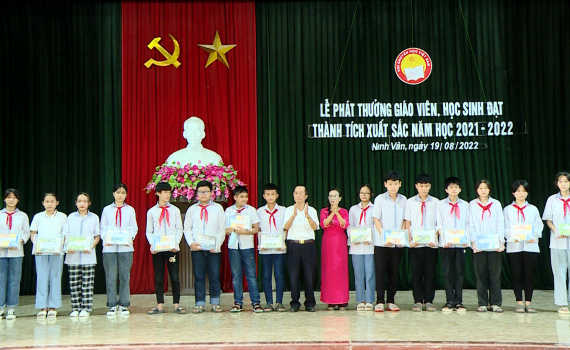 Hội Khuyến học x&atilde; Ninh V&acirc;n trao thưởng cho gi&aacute;o vi&ecirc;n, học sinh đạt th&agrave;nh t&iacute;ch xuất sắc