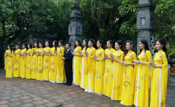 Th&iacute; sinh Cuộc thi Người đẹp Hoa Lư d&acirc;ng hương tại Khu di t&iacute;ch lịch sử, văn h&oacute;a Cố đ&ocirc; Hoa Lư v&agrave; chụp ảnh &aacute;o d&agrave;i truyền thống 