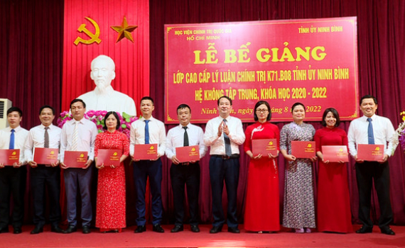 Bế giảng lớp cao cấp l&yacute; luận ch&iacute;nh trị hệ kh&ocirc;ng tập trung
