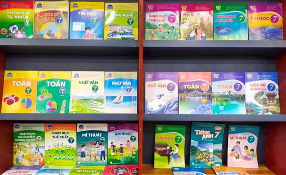 Chuẩn bị đầy đủ s&aacute;ch gi&aacute;o khoa, cung ứng tới c&aacute;c địa phương trong cả nước