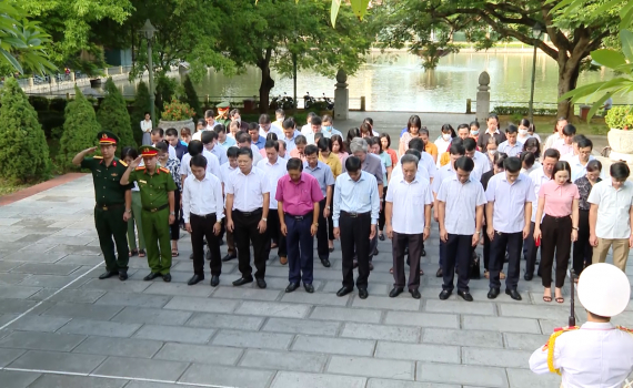 Th&agrave;nh phố Ninh B&igrave;nh d&acirc;ng hương nh&acirc;n dịp Quốc kh&aacute;nh