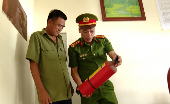 C&ocirc;ng an phường Nam Th&agrave;nh vận động nh&acirc;n d&acirc;n tham gia Tổ li&ecirc;n gia ph&ograve;ng ch&aacute;y chữa ch&aacute;y