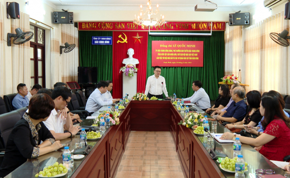 Tổng Bi&ecirc;n tập B&aacute;o Nh&acirc;n d&acirc;n l&agrave;m việc với Hội Nh&agrave; b&aacute;o v&agrave; c&aacute;c cơ quan b&aacute;o ch&iacute; tỉnh Ninh B&igrave;nh