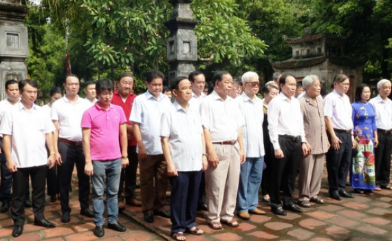 D&acirc;ng hương tưởng niệm c&aacute;c bậc ti&ecirc;n đế tại Cố đ&ocirc; Hoa Lư