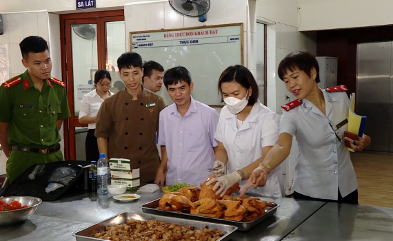 Kiểm tra c&ocirc;ng t&aacute;c đảm bảo an to&agrave;n thực phẩm tại huyện Hoa Lư
