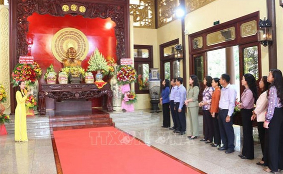 Ph&oacute; chủ tịch nước V&otilde; Thị &Aacute;nh Xu&acirc;n d&acirc;ng hương tưởng nhớ Chủ tịch T&ocirc;n Đức Thắng