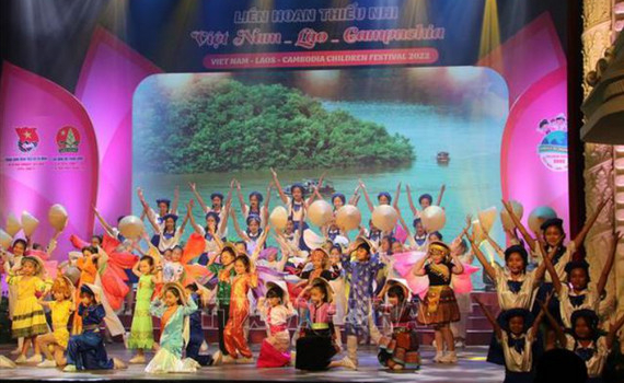Thường trực Ban B&iacute; thư V&otilde; Văn Thưởng dự chương tr&igrave;nh giao lưu văn h&oacute;a thiếu nhi 3 nước