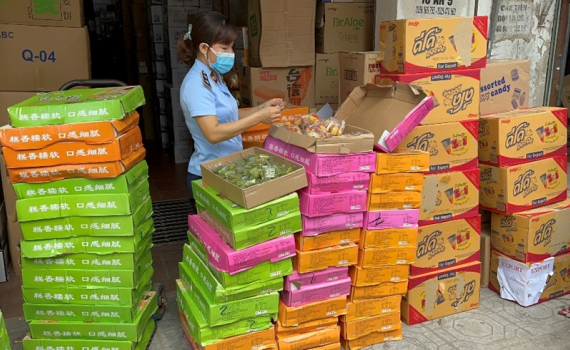 H&agrave; Nội: Thu giữ gần 11.000 b&aacute;nh trung thu kh&ocirc;ng r&otilde; nguồn gốc