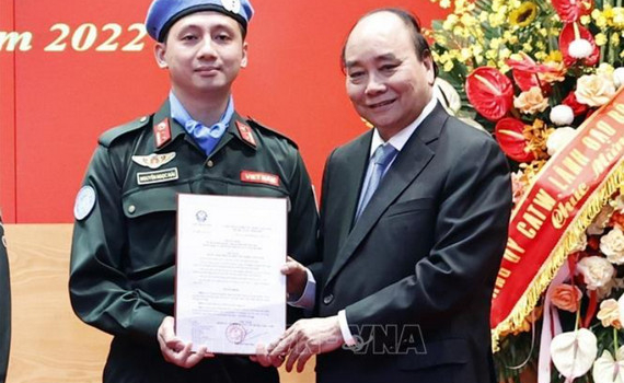 Chủ tịch nước trao quyết định cho sỹ quan c&ocirc;ng an đi g&igrave;n giữ h&ograve;a b&igrave;nh LHQ