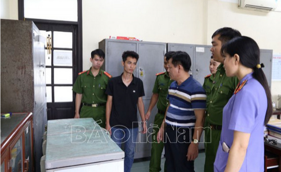 Tạm giữ h&igrave;nh sự đối tượng siết cổ b&eacute; trai 3 tuổi rồi bỏ v&agrave;o tủ đ&ocirc;ng