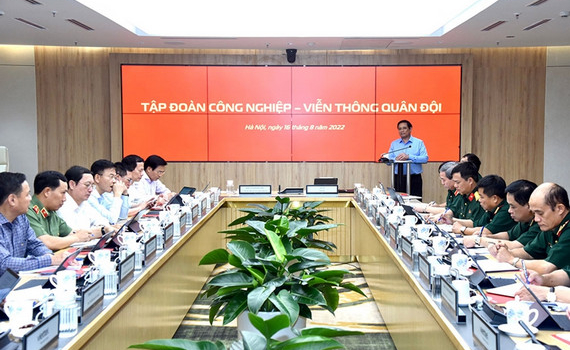 Thủ tướng Ch&iacute;nh phủ Phạm Minh Ch&iacute;nh kiểm tra v&agrave; l&agrave;m việc tại Tập đo&agrave;n C&ocirc;ng nghiệp - Viễn th&ocirc;ng Qu&acirc;n đội (Viettel)