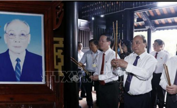 Chủ tịch nước d&acirc;ng hương tại Khu lưu niệm Chủ tịch Hội đồng Nh&agrave; nước V&otilde; Ch&iacute; C&ocirc;ng