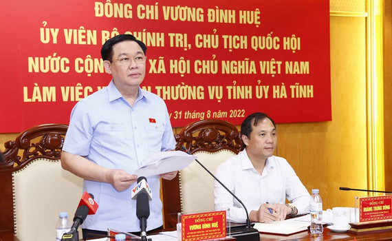 Chủ tịch Quốc hội Vương Đ&igrave;nh Huệ l&agrave;m việc với Ban Thường vụ Tỉnh ủy H&agrave; Tĩnh