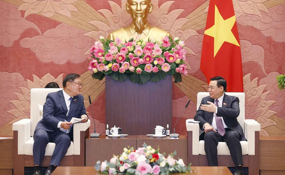 Chủ tịch Quốc hội Vương Đ&igrave;nh Huệ tiếp Chủ tịch Nh&oacute;m nghị sĩ hữu nghị H&agrave;n Quốc-Việt Nam