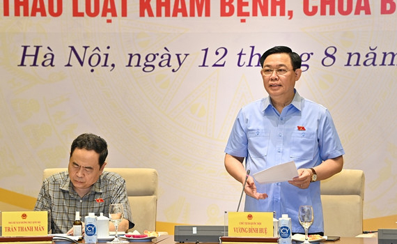 Chủ tịch Quốc hội Vương Đ&igrave;nh Huệ: Nghi&ecirc;n cứu luật h&oacute;a cơ chế t&agrave;i ch&iacute;nh cho cơ sở y tế
