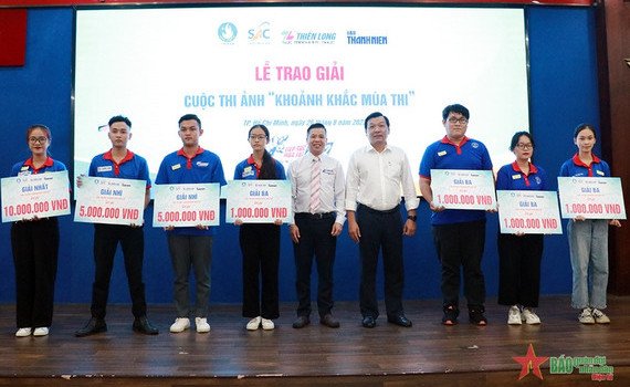 Trao tặng 60 suất học bổng chương tr&igrave;nh Tiếp sức m&ugrave;a thi 2022