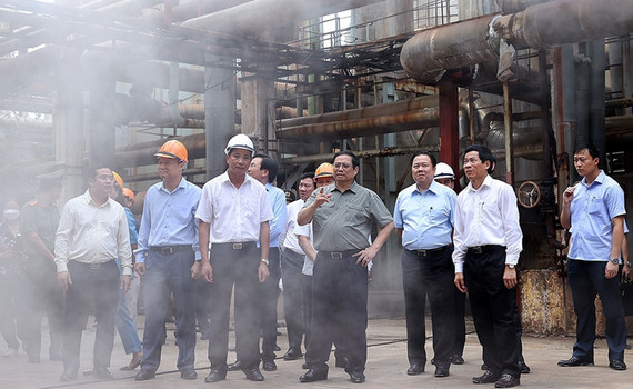 Thủ tướng Ch&iacute;nh phủ Phạm Minh Ch&iacute;nh kiểm tra, l&agrave;m việc tại C&ocirc;ng ty cổ phần ph&acirc;n đạm v&agrave; h&oacute;a chất H&agrave; Bắc